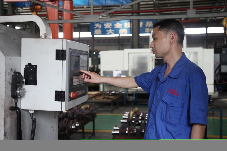 喜訊：2020年全國(guó)勞動(dòng)模范和先進(jìn)工作者擬表彰人選公示 鑫坤機(jī)械汽配車(chē)間主任趙霞蓉在列