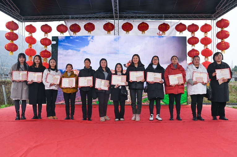 仟坤集團內(nèi)開展“三.八”紅旗手表彰暨春季賞花活動