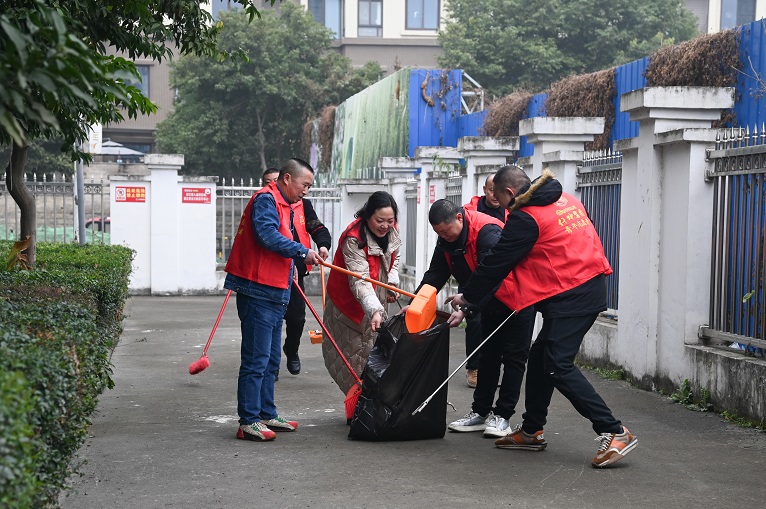 仟坤集團開展“弘揚雷鋒精神 踐行青春使命” 學(xué)雷鋒主題活動